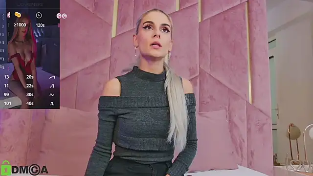 Snapshot of SelenaDaze chatting on 09.30.25 SelenaDaze online show from 09.30.25