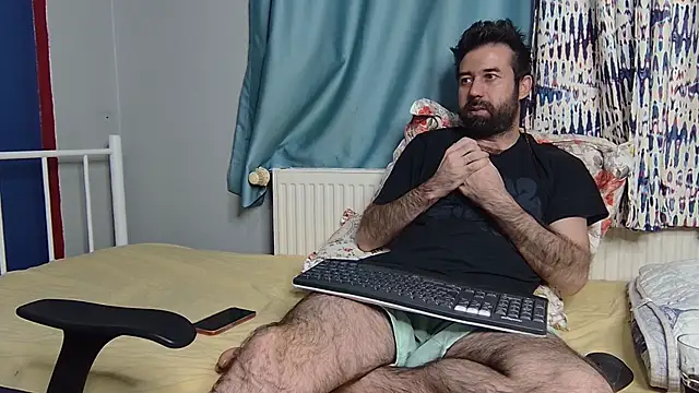 Snapshot of flydirty chatting on 12.18.25 flydirty online show from 12.18.25