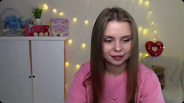 Snapshot of OceanicDawn chatting on 09.19.25 OceanicDawn online show from 09.19.25