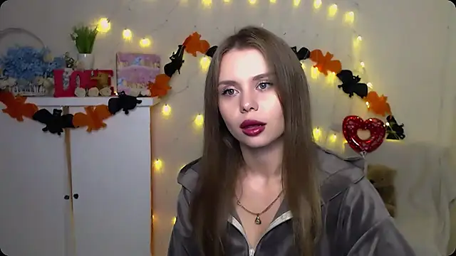 Snapshot of OceanicDawn chatting on 10.09.25 OceanicDawn online show from 10.09.25