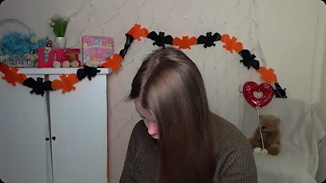 Snapshot of OceanicDawn chatting on 10.16.25 OceanicDawn online show from 10.16.25