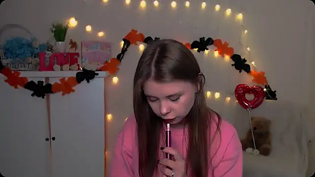 Snapshot of OceanicDawn chatting on 10.25.25 OceanicDawn online show from 10.25.25