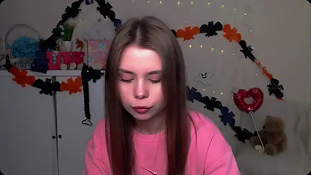 Snapshot of OceanicDawn chatting on 10.31.25 OceanicDawn online show from 10.31.25