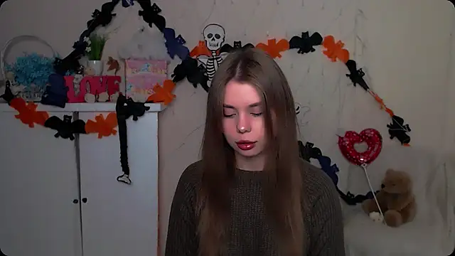 Snapshot of OceanicDawn chatting on 11.04.25 OceanicDawn online show from 11.04.25