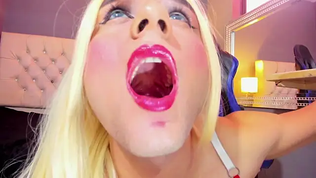 Snapshot of MiaMalkoba chatting on 12.04.25 MiaMalkoba online show from 12.04.25