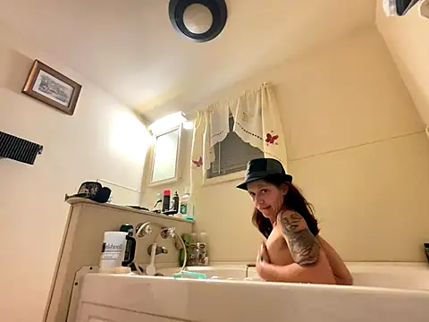 Snapshot of YoMomma-xoxo13 chatting on 10.12.25 YoMomma-xoxo13 online show from 10.12.25