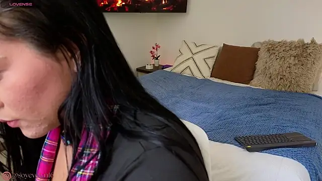 Evelyn  16 online show from 11.29.25