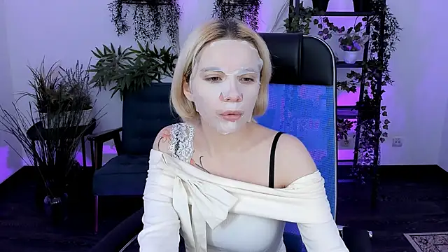 Snapshot of AuroraWrenfield chatting on 12.05.25 AuroraWrenfield online show from 12.05.25