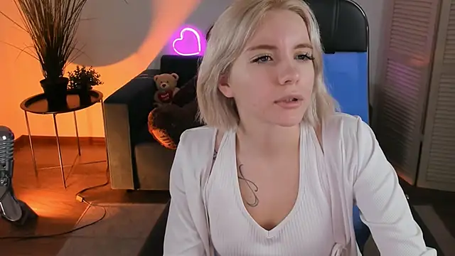 Snapshot of AuroraWrenfield chatting on 12.15.25 AuroraWrenfield online show from 12.15.25