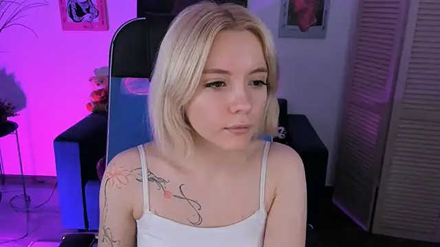 Snapshot of AuroraWrenfield chatting on 12.22.25 AuroraWrenfield online show from 12.22.25