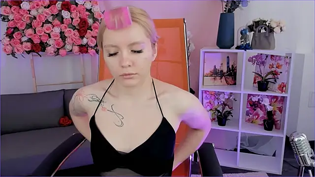 Snapshot of AuroraWrenfield chatting on 02.24.26 AuroraWrenfield online show from 02.24.26