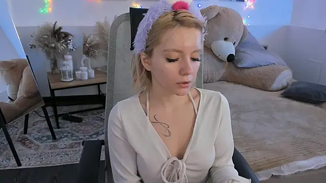 Snapshot of AuroraWrenfield chatting on 02.26.26 AuroraWrenfield online show from 02.26.26