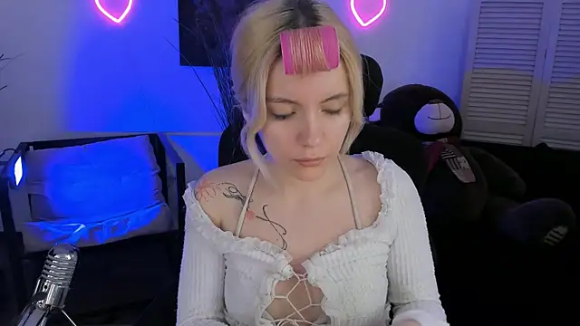 AuroraWrenfield online show from 04.02.26