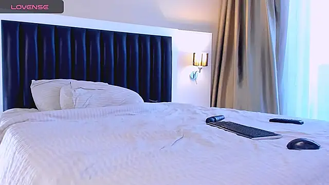 Snapshot of marrenaa chatting on 11.25.25 marrenaa online show from 11.25.25