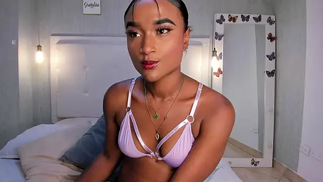 Snapshot of EsmeraldaNyx chatting on 10.01.25 EsmeraldaNyx online show from 10.01.25