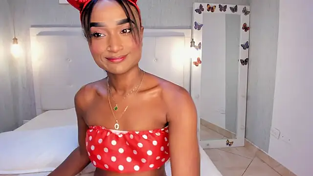 Snapshot of EsmeraldaNyx chatting on 10.10.25 EsmeraldaNyx online show from 10.10.25