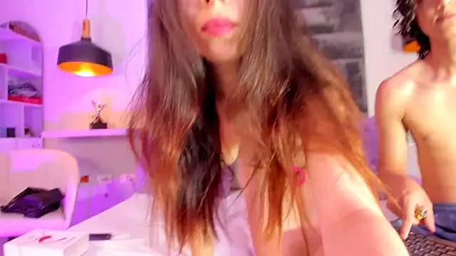 Snapshot of juliie_star chatting on 10.05.25 juliie star online show from 10.05.25