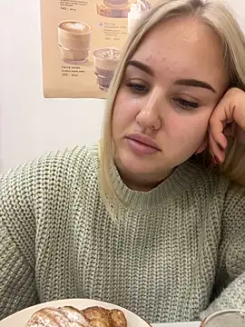 Snapshot of CandyVice chatting on 11.13.25 CandyVice online show from 11.13.25