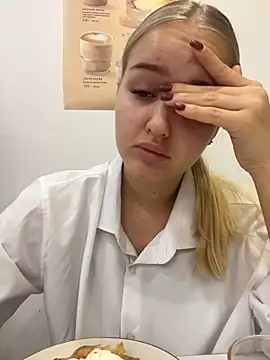 Snapshot of CandyVice chatting on 11.20.25 CandyVice online show from 11.20.25