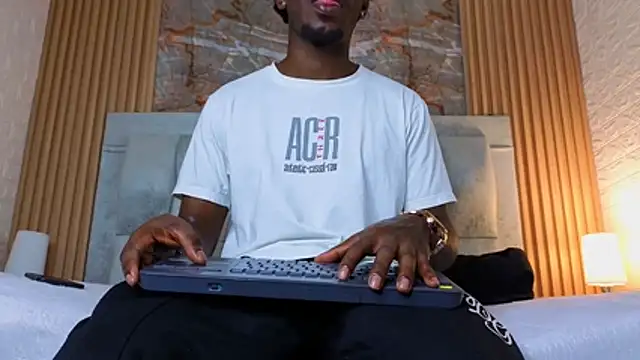 Snapshot of pipedark_ chatting on 11.28.25 pipedark online show from 11.28.25