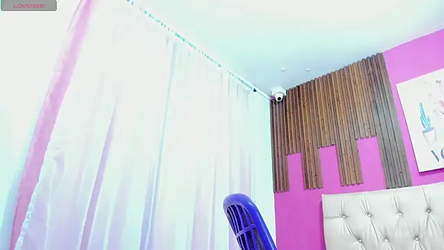 Snapshot of Lucia_Spear chatting on 10.25.25 Lucia Spear online show from 10.25.25