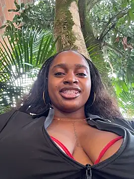 Snapshot of darle_volant chatting on 04.19.26 darle volant online show from 04.19.26