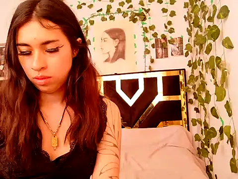 Snapshot of lucywhite13 chatting on 10.21.25 lucywhite13 online show from 10.21.25