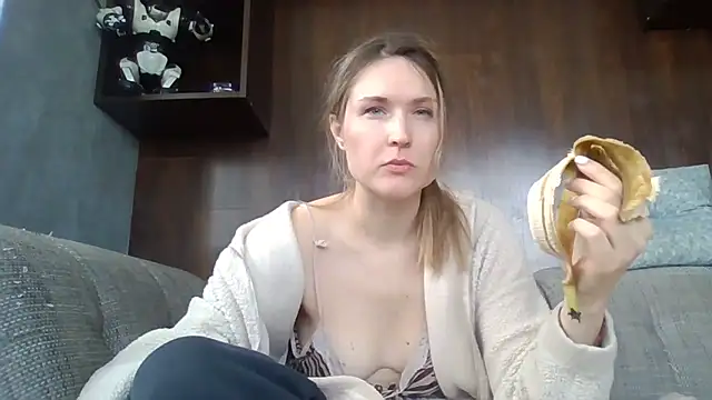 Snapshot of Jugira chatting on 04.26.26 Jugira online show from 04.26.26