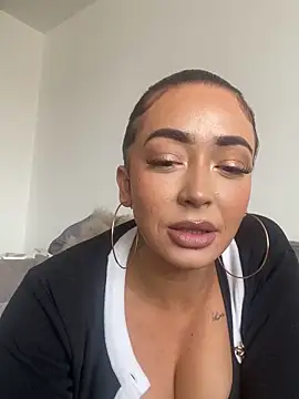 Snapshot of ItsCOCOx chatting on 10.04.25 ItsCOCOx online show from 10.04.25