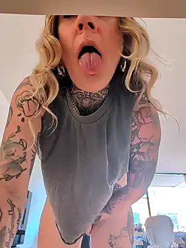 Snapshot of sarahpearlx chatting on 06.25.26 sarahpearlx online show from 06.25.26