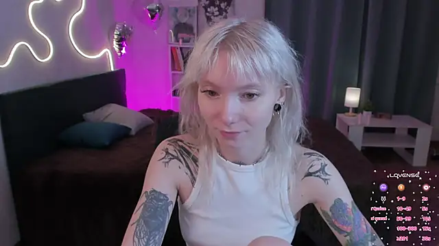 Snapshot of tattoo_art_baby chatting on 04.26.26 tattoo art baby online show from 04.26.26