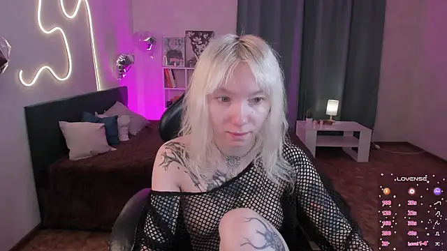 Snapshot of tattoo_art_baby chatting on 05.13.26 tattoo art baby online show from 05.13.26
