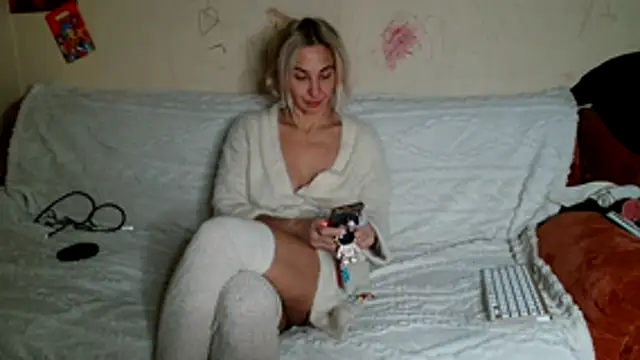 Snapshot of AsyaLulu chatting on 10.28.25 AsyaLulu online show from 10.28.25