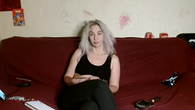 Snapshot of AsyaLulu chatting on 11.19.25 AsyaLulu online show from 11.19.25