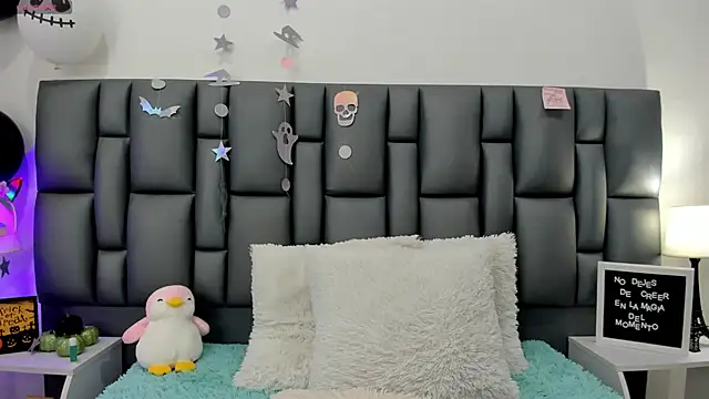 valeriasweet  online show from 10.23.25