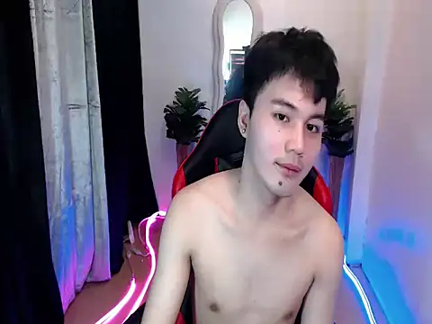 Snapshot of urasiantwink69 chatting on 09.28.25 urasiantwink69 online show from 09.28.25