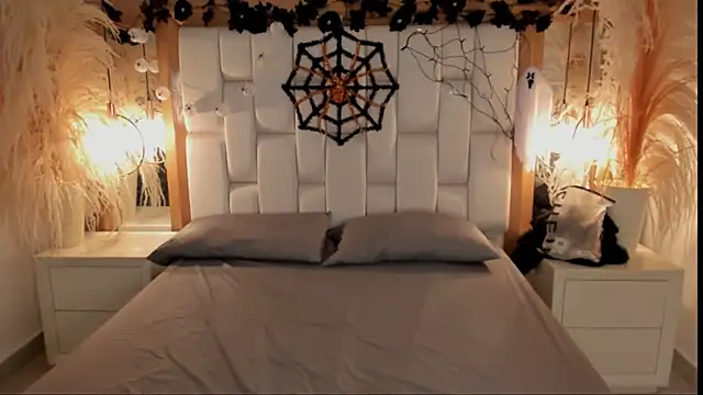 Daphne And Roger online show from 10.09.25