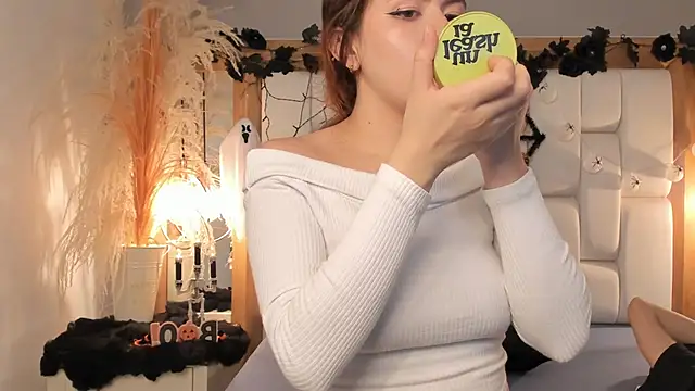 Daphne And Roger online show from 10.13.25