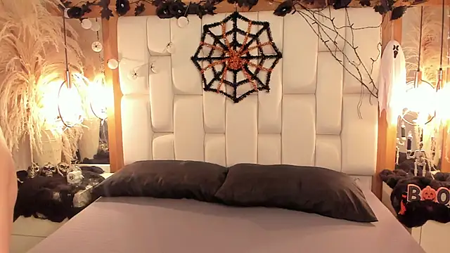 Daphne And Roger online show from 10.31.25