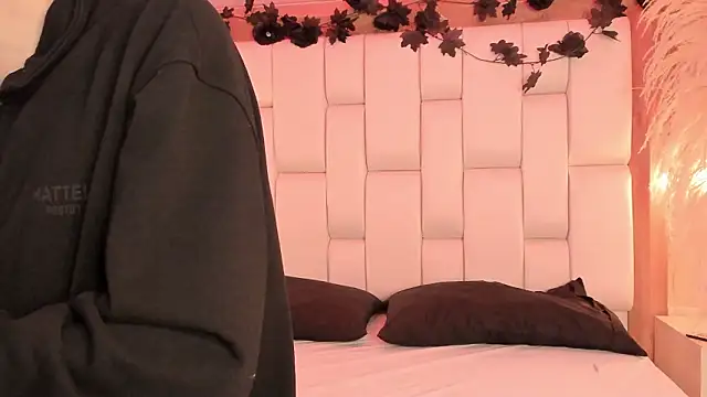 Snapshot of Daphne_And_Roger chatting on 02.02.26 Daphne And Roger online show from 02.02.26