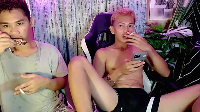 Snapshot of asianhardcock25 chatting on 10.21.25 asianhardcock25 online show from 10.21.25