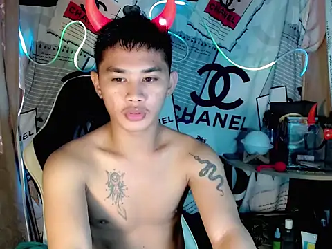 Snapshot of asianhardcock25 chatting on 10.31.25 asianhardcock25 online show from 10.31.25