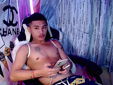 Snapshot of asianhardcock25 chatting on 11.17.25 asianhardcock25 online show from 11.17.25