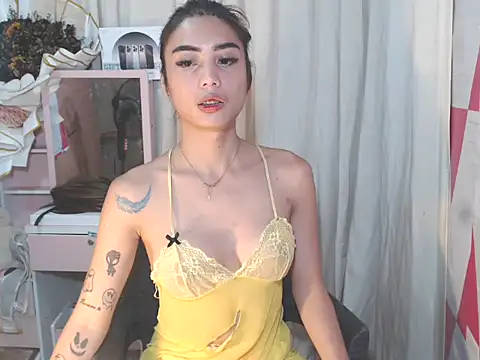 Snapshot of miss-miya chatting on 11.26.25 miss-miya online show from 11.26.25