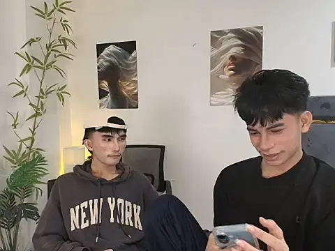 Snapshot of twink_pinoy chatting on 06.25.26 twink pinoy online show from 06.25.26