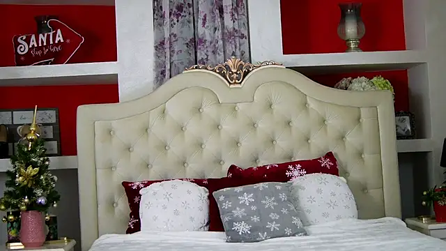 Snapshot of SarraRay chatting on 11.27.25 SarraRay online show from 11.27.25