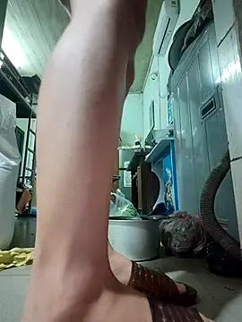 Snapshot of Du-Uyen chatting on 11.04.25 Du-Uyen online show from 11.04.25