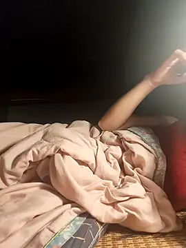 Snapshot of Du-Uyen chatting on 11.15.25 Du-Uyen online show from 11.15.25