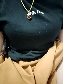 Snapshot of Du-Uyen chatting on 11.16.25 Du-Uyen online show from 11.16.25