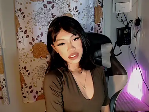 Snapshot of urcurlydiva chatting on 04.10.26 urcurlydiva online show from 04.10.26